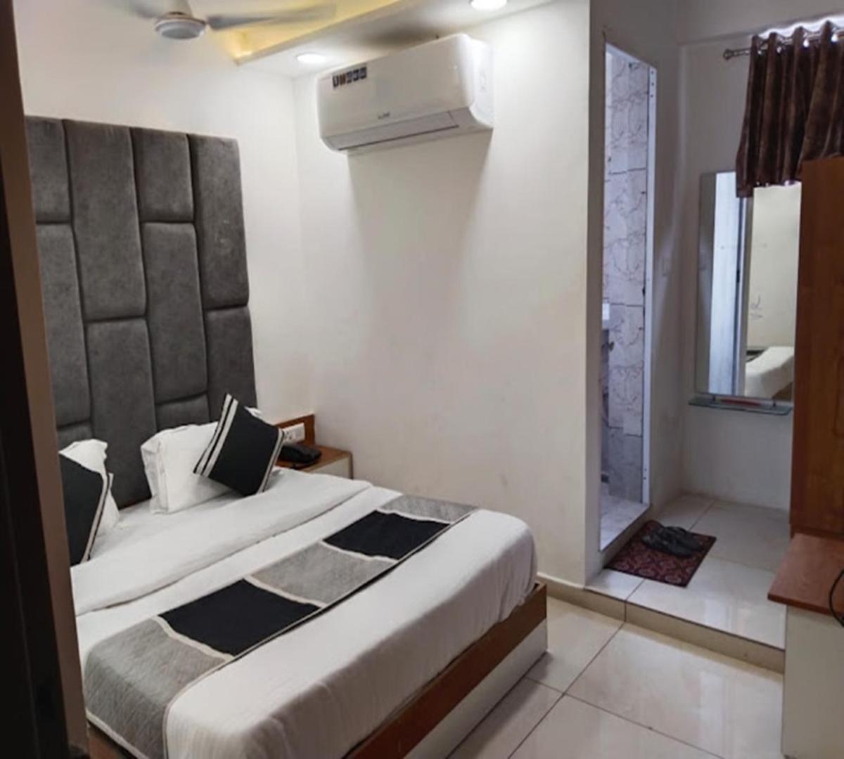 Galaxy Inn Hotel Ahmedabad Buitenkant foto